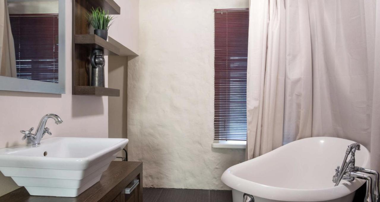 Spacious Studio Apartment In The Heart Of Old Town Tallinn Ngoại thất bức ảnh